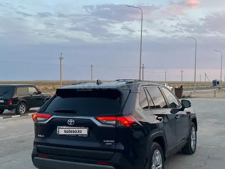 Toyota RAV4 2019 года за 14 300 000 тг. в Актау