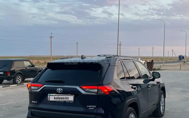 Toyota RAV4 2019 года за 14 300 000 тг. в Актау