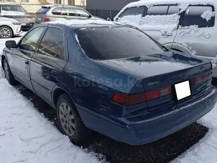 Toyota Camry 1997 года за 1 700 000 тг. в Алматы – фото 2