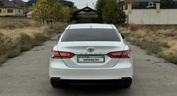 Toyota Camry 2018 годаfor13 500 000 тг. в Шымкент – фото 2