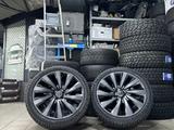 Кованные диски на Range Rover с резиной Michelin 23 размер за 4 500 000 тг. в Астана