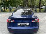 Tesla Model 3 2022 года за 18 390 000 тг. в Алматы – фото 4