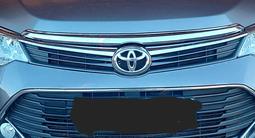 Toyota Camry 2015 года за 10 400 000 тг. в Актобе – фото 2