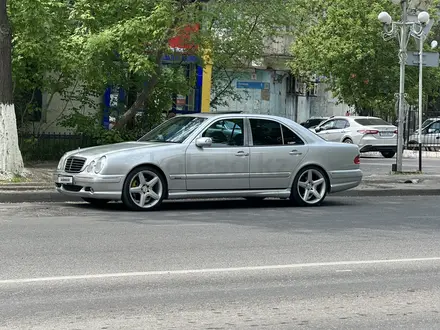 Mercedes-Benz E 55 AMG 1999 года за 7 800 000 тг. в Шымкент – фото 2