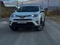 Toyota RAV4 2018 года за 11 000 000 тг. в Атырау