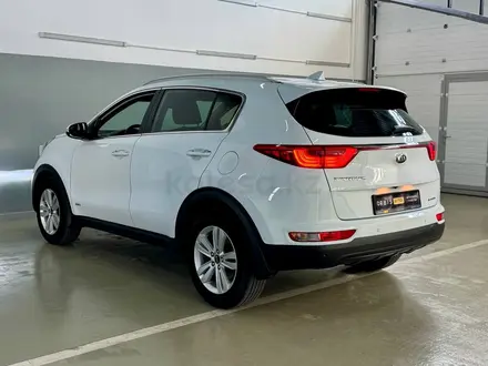 Kia Sportage 2018 года за 9 990 000 тг. в Актобе – фото 2