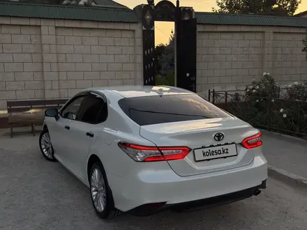 Toyota Camry 2018 года за 11 000 000 тг. в Шымкент – фото 2