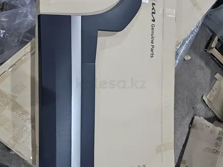 Накладка задней правой двери HYUNDAI SANTA FE MX5 2024- за 5 000 тг. в Костанай