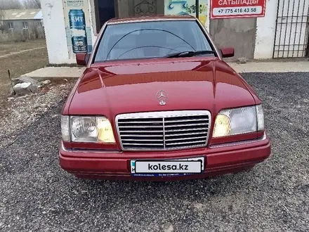 Mercedes-Benz E 220 1994 года за 3 000 000 тг. в Бауыржана Момышулы