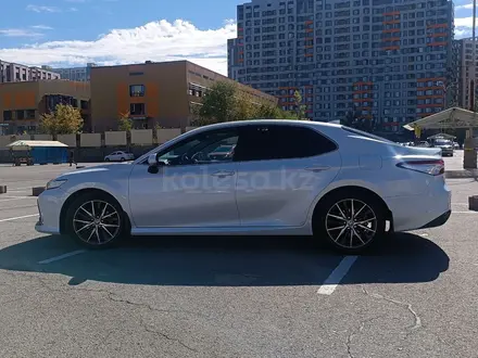 Toyota Camry 2022 года за 15 500 000 тг. в Алматы – фото 13