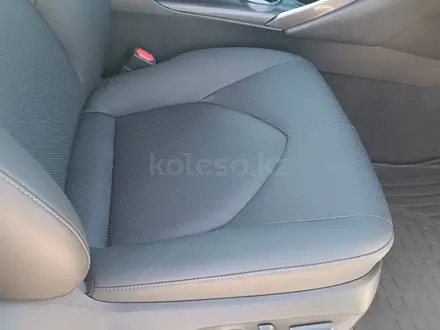 Toyota Camry 2022 года за 15 500 000 тг. в Алматы – фото 18