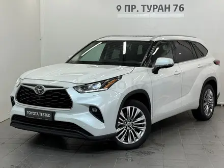 Toyota Highlander Luxe 2024 года за 31 900 000 тг. в Астана