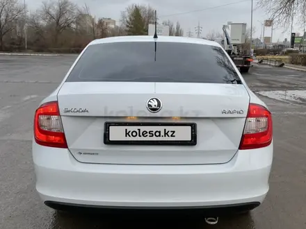 Skoda Rapid 2015 года за 5 500 000 тг. в Уральск – фото 2