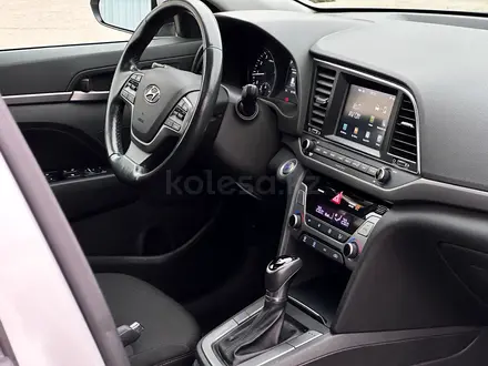 Hyundai Elantra 2018 года за 4 500 000 тг. в Актау – фото 4