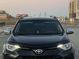 Toyota RAV4 2017 года за 10 750 000 тг. в Атырау