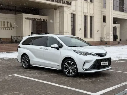 Toyota Sienna 2023 года за 22 500 000 тг. в Астана