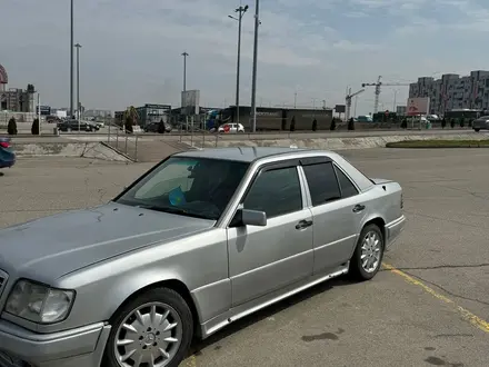 Mercedes-Benz E 320 1993 года за 2 500 000 тг. в Алматы