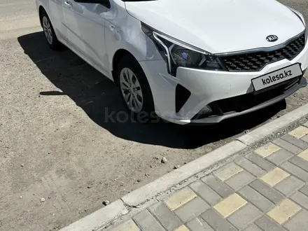 Kia Rio 2021 года за 8 000 000 тг. в Усть-Каменогорск – фото 2