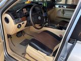 Volkswagen Touareg 2005 года за 4 655 000 тг. в Шымкент – фото 2