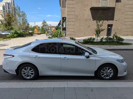 Toyota Camry 2020 года за 13 600 000 тг. в Астана – фото 3