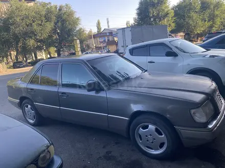 Mercedes-Benz E 220 1994 года за 1 800 000 тг. в Тараз – фото 4