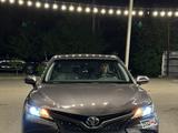 Toyota Camry 2018 года за 11 500 000 тг. в Уральск – фото 2