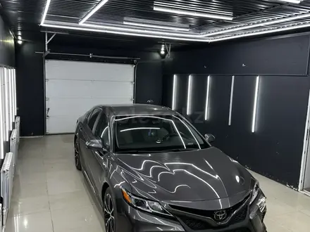 Toyota Camry 2018 года за 9 000 000 тг. в Уральск