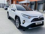 Toyota RAV4 2021 года за 14 000 000 тг. в Шымкент – фото 2