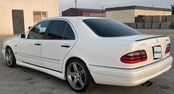 Mercedes-Benz E 320 1998 года за 2 950 000 тг. в Актау – фото 4