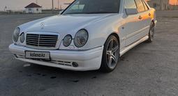 Mercedes-Benz E 320 1998 года за 2 950 000 тг. в Актау – фото 2