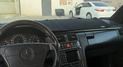 Mercedes-Benz E 320 1998 года за 2 950 000 тг. в Актау – фото 5