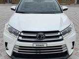 Toyota Highlander 2019 года за 17 000 000 тг. в Актау