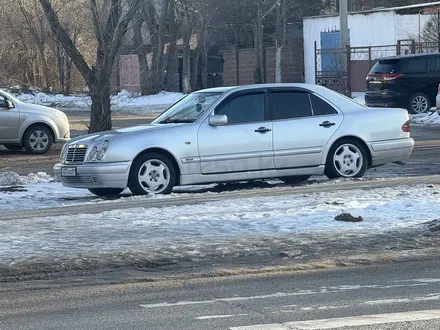 Mercedes-Benz E 320 1998 года за 4 000 000 тг. в Астана – фото 4