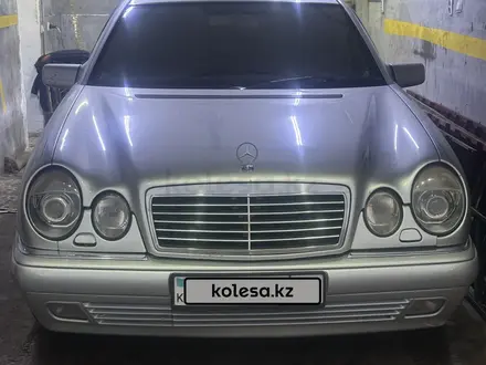 Mercedes-Benz E 320 1998 года за 4 000 000 тг. в Астана – фото 2