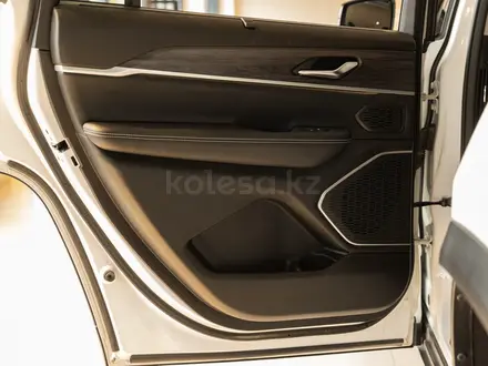 Jeep Grand Cherokee Limited 2023 года за 30 900 000 тг. в Алматы – фото 26