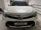 Toyota Camry 2017 года за 14 200 000 тг. в Актобе – фото 2