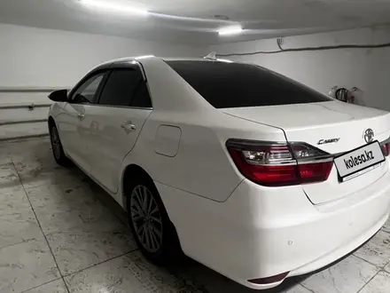 Toyota Camry 2017 года за 14 200 000 тг. в Актобе – фото 9