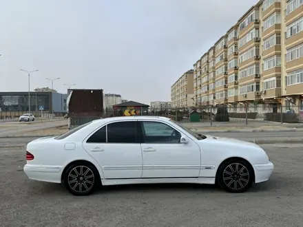 Mercedes-Benz E 320 2000 года за 3 200 000 тг. в Актау – фото 2