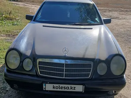 Mercedes-Benz E 230 1998 года за 3 500 000 тг. в Актобе – фото 2