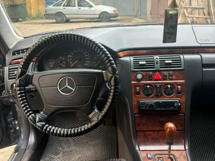 Mercedes-Benz E 230 1998 года за 3 500 000 тг. в Актобе – фото 9