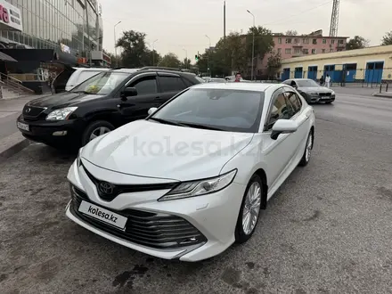 Toyota Camry 2018 года за 13 300 000 тг. в Шымкент