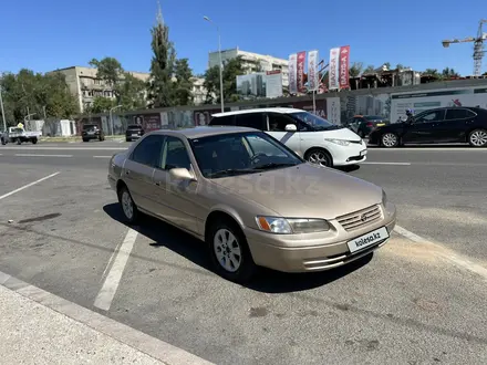 Toyota Camry 1999 года за 3 500 000 тг. в Алматы – фото 2