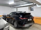 Toyota Highlander 2021 года за 25 000 000 тг. в Уральск – фото 2