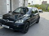 Mercedes-Benz ML 500 2005 года за 5 000 000 тг. в Караганда – фото 2
