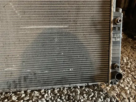 Основной радиатор на БМВ Е34 автомат за 35 000 тг. в Караганда – фото 2