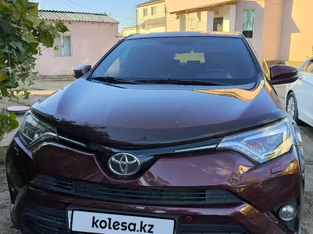 Toyota RAV4 2018 года за 12 200 000 тг. в Атырау