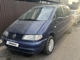 Volkswagen Sharan 2000 года за 1 500 000 тг. в Алматы