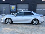Toyota Camry 2018 года за 13 790 000 тг. в Костанай – фото 2