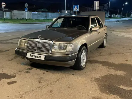 Mercedes-Benz E 220 1990 года за 990 000 тг. в Астана – фото 2