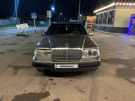 Mercedes-Benz E 220 1990 года за 990 000 тг. в Астана – фото 6